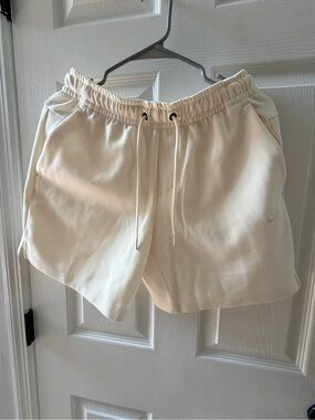 Nike Men’s Cream Drawstring Lounge Shorts size small - excellent condition